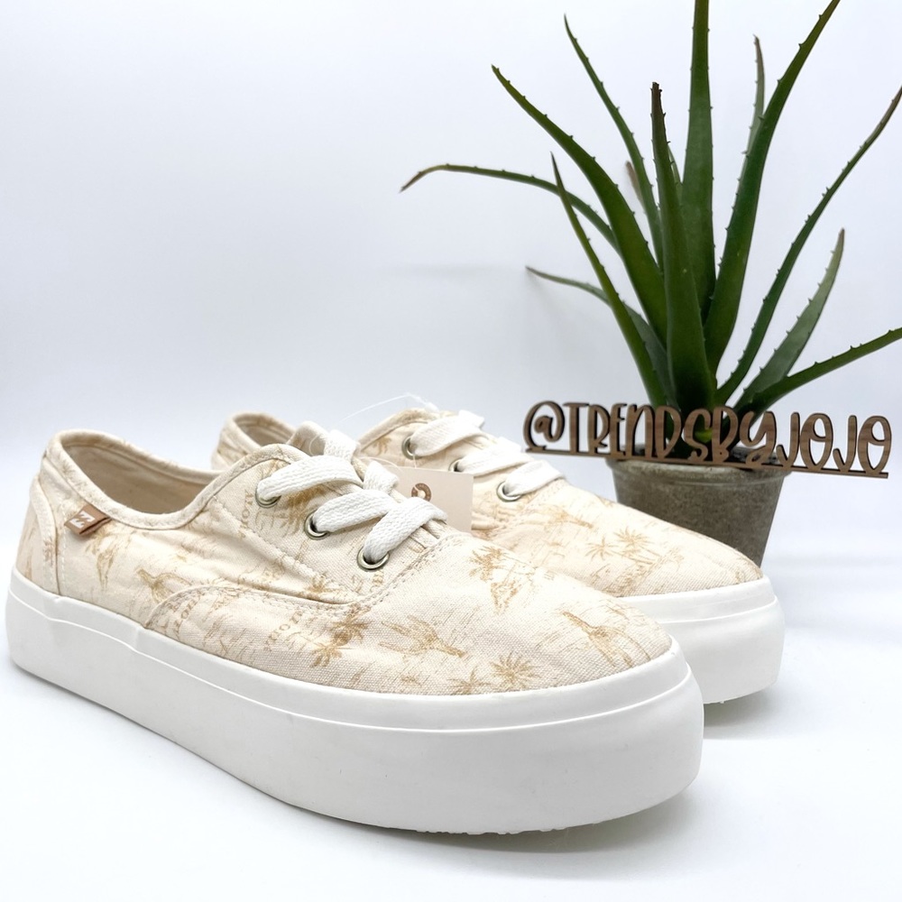 Billabong Women's Coastlines Platform Sneakers 9